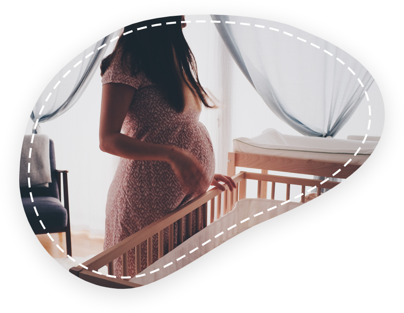 zwangere vrouw bij babybedje - Kraamzorg Zuid Gelderland